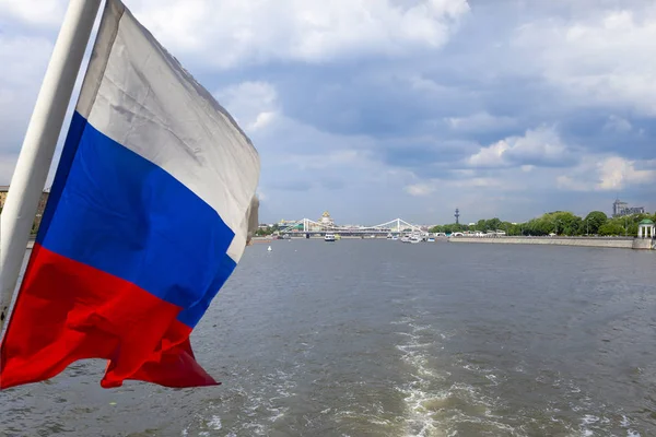 Moskva Nehri ve dolgular (turistik zevk teknesigörünümü). 