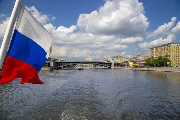Moskva Nehri ve dolgular (turistik zevk teknesigörünümü). 