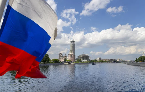 Moskova nehri kıyısında ki Konser Salonu House of Music. Mo