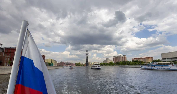 Moskva Nehri ve dolgular (turistik zevk teknesigörünümü). 