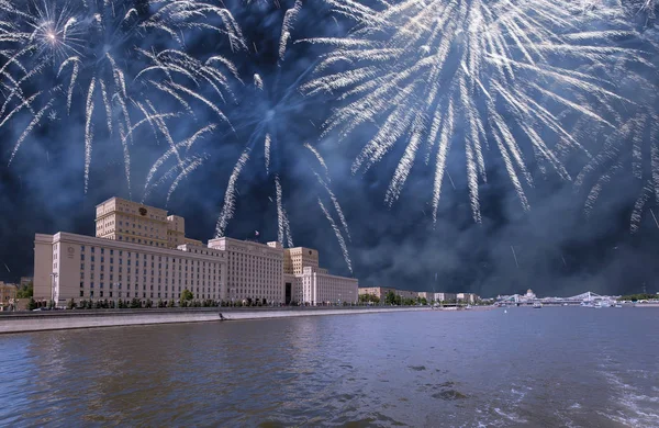 Rusya Federasyonu Savunma Bakanlığı'nın ana binası, Rusya Silahlı Kuvvetleri'nin yönetim organı ve gökyüzünde patlayan renkli havai fişekler. Moskova, Rusya Federasyonu  