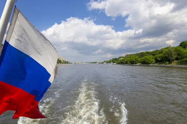 Râul Moskva și terasamentele (vedere de la barca de plăcere turistică ). — Fotografie, imagine de stoc
