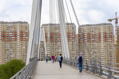 Moscow, Rusya Federasyonu Mayıs 29 2017: Pavshinsky Köprüsü (Ayrıca köprü Pavshinskaya Poima veya Spassky Köprüsü) yaya kablo-Moskva Nehri boyunca köprü kaldı. Krasnogorsk, Moscow Region, Rusya Federasyonu   