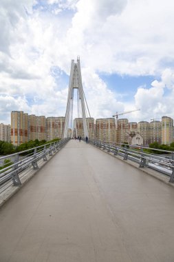 Moscow, Rusya Federasyonu Mayıs 29 2017: Pavshinsky Köprüsü (Ayrıca köprü Pavshinskaya Poima veya Spassky Köprüsü) yaya kablo-Moskva Nehri boyunca köprü kaldı. Krasnogorsk, Moscow Region, Rusya Federasyonu   
