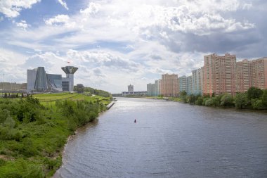 Nehir kıyısında yüksek katlı konutlar, Krasnogorsk, Moskova Bölgesi, Rusya  