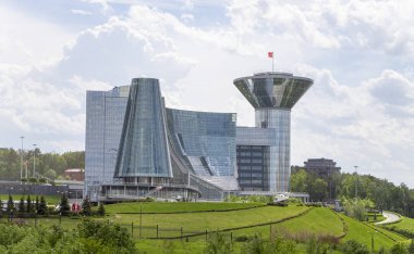 Nehir kıyısında yüksek katlı konutlar, Krasnogorsk, Moskova Bölgesi, Rusya  