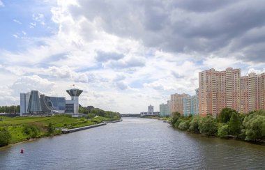 Nehir kıyısında yüksek katlı konutlar, Krasnogorsk, Moskova Bölgesi, Rusya  