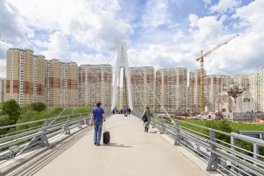 Moscow, Rusya Federasyonu Mayıs 29 2017: Pavshinsky Köprüsü (Ayrıca köprü Pavshinskaya Poima veya Spassky Köprüsü) yaya kablo-Moskva Nehri boyunca köprü kaldı. Krasnogorsk, Moscow Region, Rusya Federasyonu   