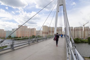 Moscow, Rusya Federasyonu Mayıs 29 2017: Pavshinsky Köprüsü (Ayrıca köprü Pavshinskaya Poima veya Spassky Köprüsü) yaya kablo-Moskva Nehri boyunca köprü kaldı. Krasnogorsk, Moscow Region, Rusya Federasyonu   