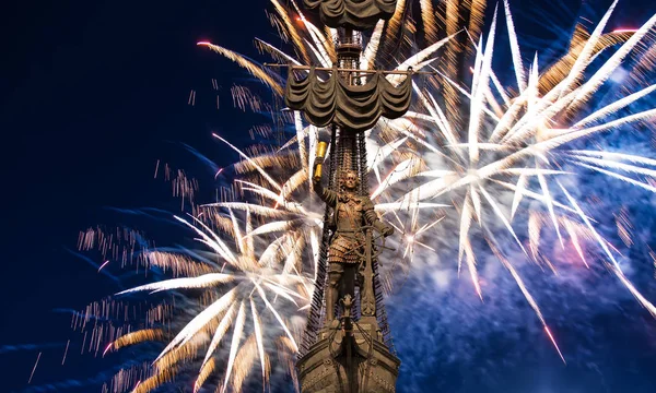 Feestelijke kleurrijke vuurwerk ontploffen in de lucht. — Stockfoto