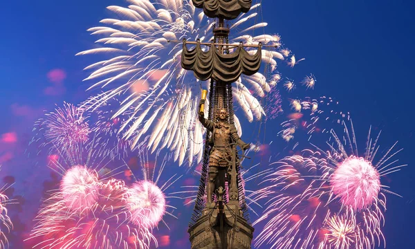 Feestelijke kleurrijke vuurwerk ontploffen in de lucht. — Stockfoto