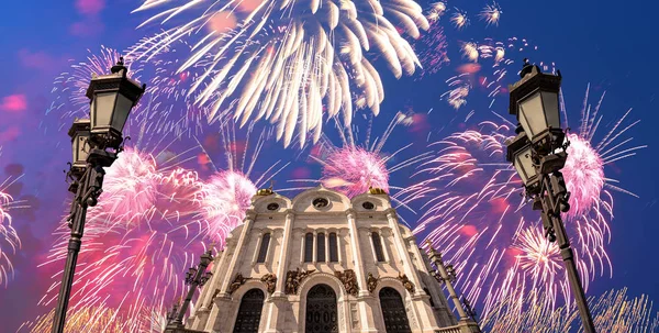 Fuegos artificiales sobre la Catedral de Cristo Salvador, Moscú, Rusia . — Foto de Stock