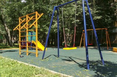 Oyun parkında bir güneşli bir yaz günü, Moskova, Rusya
