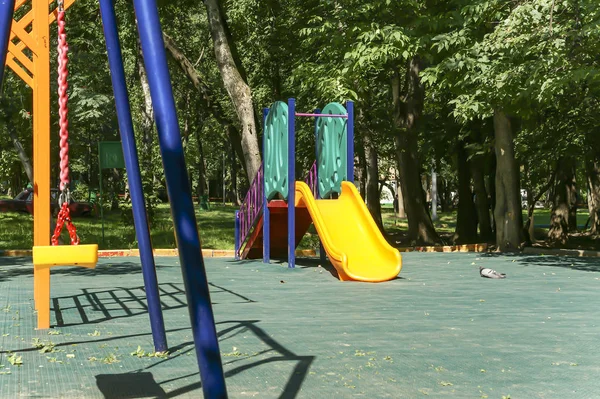 Parque infantil en un día soleado de verano, Moscú, Rusia — Foto de Stock