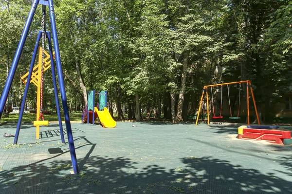Parque infantil em um dia ensolarado de verão, Moscou, Rússia — Fotografia de Stock