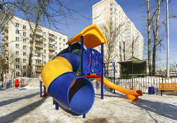 Spielplatz verschneite Winter, Moskau, Russland — Stockfoto