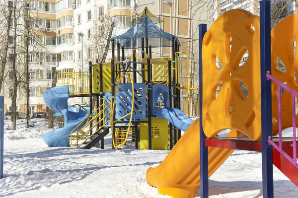 Lekplats snöiga vintrar, Moskva, Ryssland — Stockfoto