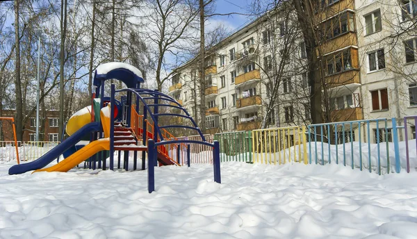 Lekplats snöiga vintrar, Moskva, Ryssland — Stockfoto