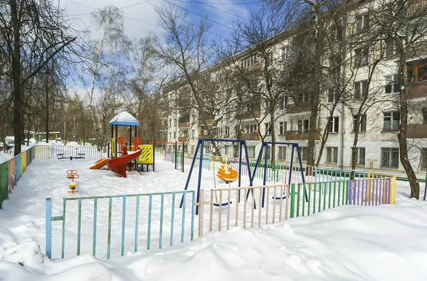 Детская площадка снежная зима, Москва, Россия — стоковое фото