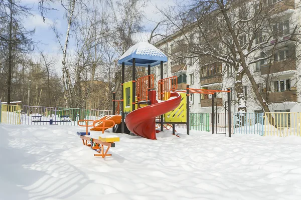 Lekplats snöiga vintrar, Moskva, Ryssland — Stockfoto