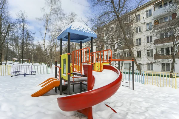 Lekplats snöiga vintrar, Moskva, Ryssland — Stockfoto