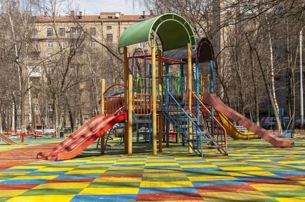 Δημόσια Παιδική Χαρά Μια Ηλιόλουστη Ημέρα Μόσχα Ρωσία — Φωτογραφία Αρχείου