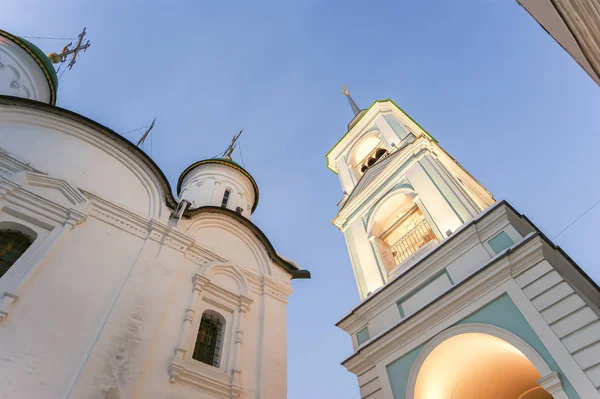 Dreifaltigkeitskirche in den Blättern auf den Straßen sretenka, Nacht. Moskau, Russland — Stockfoto