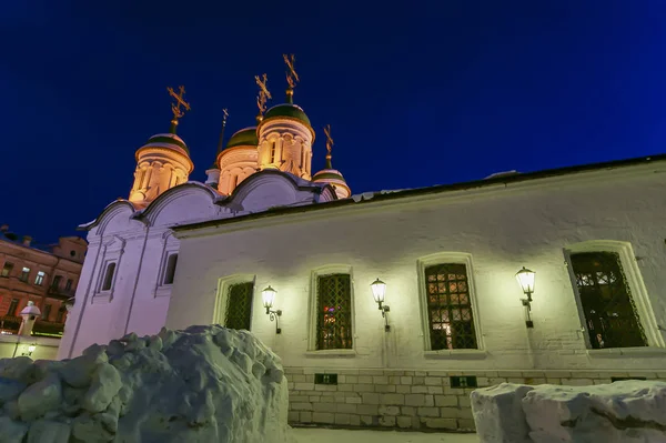 Trinity Church nelle lenzuola per le strade Sretenka, notte. Mosca, Russia — Foto Stock