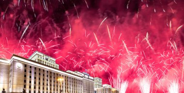 Rusya Federasyonu Savunma Bakanlığı'nın ana binası, Rusya Silahlı Kuvvetleri'nin yönetim organı ve gökyüzünde patlayan renkli havai fişekler. Moskova, Rusya Federasyonu  