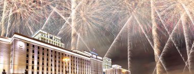 Rusya Federasyonu Savunma Bakanlığı'nın ana binası, Rusya Silahlı Kuvvetleri'nin yönetim organı ve gökyüzünde patlayan renkli havai fişekler. Moskova, Rusya Federasyonu  