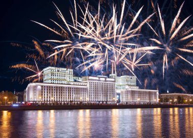 Rusya Federasyonu Savunma Bakanlığı'nın ana binası, Rusya Silahlı Kuvvetleri'nin yönetim organı ve gökyüzünde patlayan renkli havai fişekler. Moskova, Rusya Federasyonu  