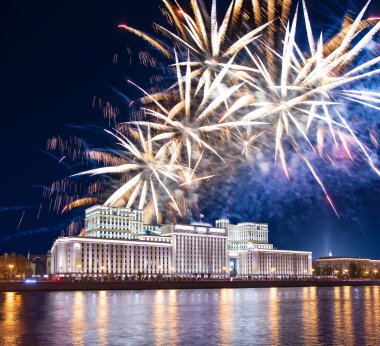 Rusya Federasyonu Savunma Bakanlığı'nın ana binası, Rusya Silahlı Kuvvetleri'nin yönetim organı ve gökyüzünde patlayan renkli havai fişekler. Moskova, Rusya Federasyonu  