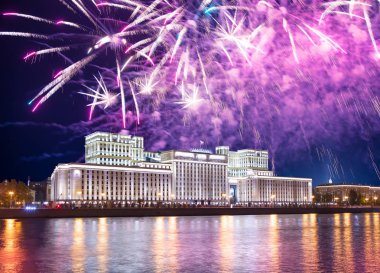 Rusya Federasyonu Savunma Bakanlığı'nın ana binası, Rusya Silahlı Kuvvetleri'nin yönetim organı ve gökyüzünde patlayan renkli havai fişekler. Moskova, Rusya Federasyonu  