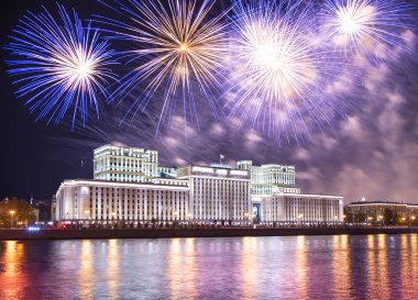 Rusya Federasyonu Savunma Bakanlığı'nın ana binası, Rusya Silahlı Kuvvetleri'nin yönetim organı ve gökyüzünde patlayan renkli havai fişekler. Moskova, Rusya Federasyonu  