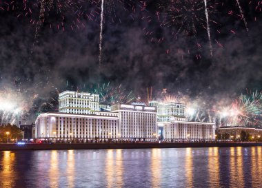 Rusya Federasyonu Savunma Bakanlığı'nın ana binası, Rusya Silahlı Kuvvetleri'nin yönetim organı ve gökyüzünde patlayan renkli havai fişekler. Moskova, Rusya Federasyonu  