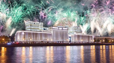 Rusya Federasyonu Savunma Bakanlığı'nın ana binası, Rusya Silahlı Kuvvetleri'nin yönetim organı ve gökyüzünde patlayan renkli havai fişekler. Moskova, Rusya Federasyonu  