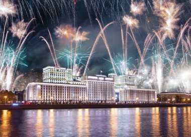 Rusya Federasyonu Savunma Bakanlığı'nın ana binası, Rusya Silahlı Kuvvetleri'nin yönetim organı ve gökyüzünde patlayan renkli havai fişekler. Moskova, Rusya Federasyonu  