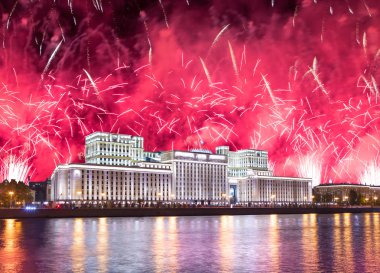 Rusya Federasyonu Savunma Bakanlığı'nın ana binası, Rusya Silahlı Kuvvetleri'nin yönetim organı ve gökyüzünde patlayan renkli havai fişekler. Moskova, Rusya Federasyonu  