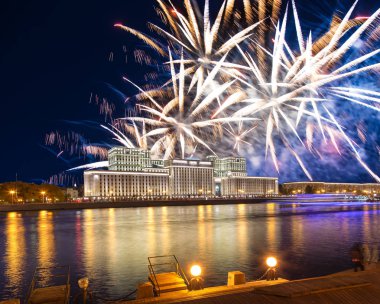 Rusya Federasyonu Savunma Bakanlığı'nın ana binası, Rusya Silahlı Kuvvetleri'nin yönetim organı ve gökyüzünde patlayan renkli havai fişekler. Moskova, Rusya Federasyonu