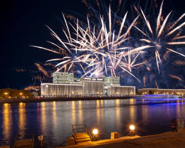 Rusya Federasyonu Savunma Bakanlığı'nın ana binası, Rusya Silahlı Kuvvetleri'nin yönetim organı ve gökyüzünde patlayan renkli havai fişekler. Moskova, Rusya Federasyonu