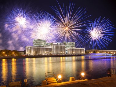 Rusya Federasyonu Savunma Bakanlığı'nın ana binası, Rusya Silahlı Kuvvetleri'nin yönetim organı ve gökyüzünde patlayan renkli havai fişekler. Moskova, Rusya Federasyonu
