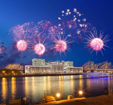 Rusya Federasyonu Savunma Bakanlığı'nın ana binası, Rusya Silahlı Kuvvetleri'nin yönetim organı ve gökyüzünde patlayan renkli havai fişekler. Moskova, Rusya Federasyonu