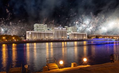 Rusya Federasyonu Savunma Bakanlığı'nın ana binası, Rusya Silahlı Kuvvetleri'nin yönetim organı ve gökyüzünde patlayan renkli havai fişekler. Moskova, Rusya Federasyonu
