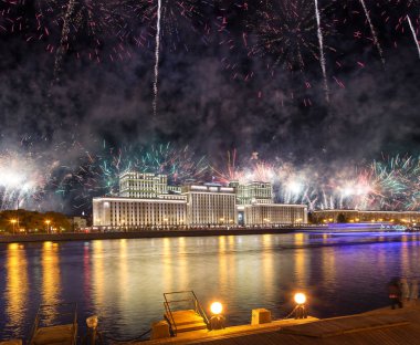 Rusya Federasyonu Savunma Bakanlığı'nın ana binası, Rusya Silahlı Kuvvetleri'nin yönetim organı ve gökyüzünde patlayan renkli havai fişekler. Moskova, Rusya Federasyonu