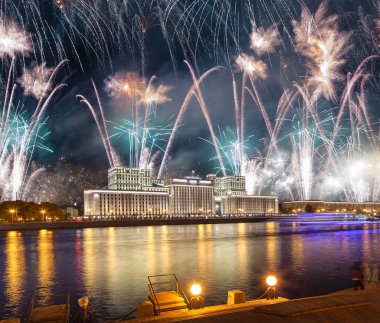 Rusya Federasyonu Savunma Bakanlığı'nın ana binası, Rusya Silahlı Kuvvetleri'nin yönetim organı ve gökyüzünde patlayan renkli havai fişekler. Moskova, Rusya Federasyonu