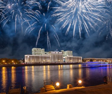 Rusya Federasyonu Savunma Bakanlığı'nın ana binası, Rusya Silahlı Kuvvetleri'nin yönetim organı ve gökyüzünde patlayan renkli havai fişekler. Moskova, Rusya Federasyonu