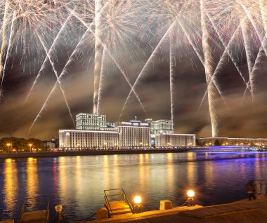 Rusya Federasyonu Savunma Bakanlığı'nın ana binası, Rusya Silahlı Kuvvetleri'nin yönetim organı ve gökyüzünde patlayan renkli havai fişekler. Moskova, Rusya Federasyonu