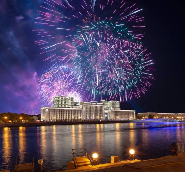 Rusya Federasyonu Savunma Bakanlığı'nın ana binası, Rusya Silahlı Kuvvetleri'nin yönetim organı ve gökyüzünde patlayan renkli havai fişekler. Moskova, Rusya Federasyonu