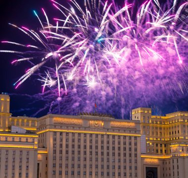 Rusya Federasyonu Savunma Bakanlığı'nın ana binası, Rusya Silahlı Kuvvetleri'nin yönetim organı ve gökyüzünde patlayan renkli havai fişekler. Moskova, Rusya Federasyonu