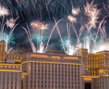 Rusya Federasyonu Savunma Bakanlığı'nın ana binası, Rusya Silahlı Kuvvetleri'nin yönetim organı ve gökyüzünde patlayan renkli havai fişekler. Moskova, Rusya Federasyonu